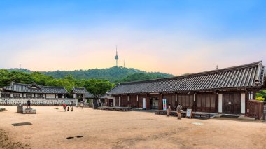 Seul, Güney Kore-2 Temmuz 2023: Namsangol Hanok Köyü, N-Seul Kulesi yakınlarındaki Joseon döneminden kalma yaşam tarzını ve antik toplulukları araştırmak için önemli bir turistik merkezdir..
