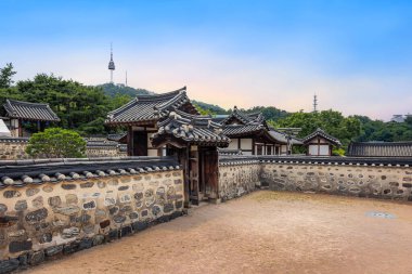 Seul, Güney Kore-2 Temmuz 2023: Namsangol Hanok Köyü, N-Seul Kulesi yakınlarındaki Joseon döneminden kalma yaşam tarzını ve antik toplulukları araştırmak için önemli bir turistik merkezdir..