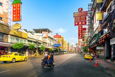 Bangkok, Tayland 15 Nisan 2024: Bangkok Çin Mahallesi 'nde sabahın erken saatlerinde boş sokaklar, renkli Çin tabelaları, kapalı dükkanlar ve minimum trafik.