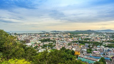 Phuket, Tayland, 9 Kasım 2024: Khao Rang tepesinden Phuket 'in havadan görünüşü, renkli bir akşam gökyüzü altında kentsel ve doğal manzarayı vurguluyor.