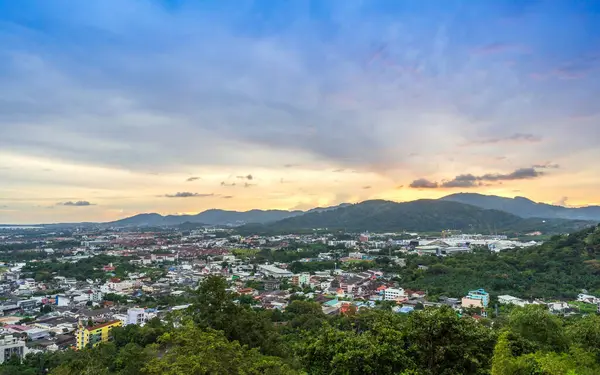 Phuket, Tayland, 9 Kasım 2024: Khao Rang tepesinden Phuket 'in havadan görünüşü, renkli bir akşam gökyüzü altında kentsel ve doğal manzarayı vurguluyor.