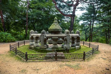 Güney Kore, Seul 'deki Changgyeonggung Sarayı' nda Kral Seongjong 'un Plasenta Odası ve Stele' si.