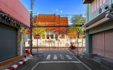 Phuket, Tayland - 11 Kasım 2024: Wat Mongkolnimitr, geleneksel bir Tayland tapınağı, Phuket Eski Kasabası sokaklarında ve dükkanlarında görülüyor.