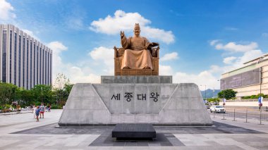 Seul, Güney Kore, 2 Temmuz 2023: Kral Sejong 'un heykeli açık mavi gökyüzünün altında belirgin bir şekilde duruyor. Bu simge, Kore alfabesi Hangul 'un yaratıcısını onurlandırır..