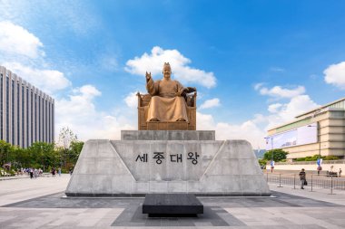 Seul, Güney Kore, 2 Temmuz 2023: Kral Sejong 'un heykeli açık mavi gökyüzünün altında belirgin bir şekilde duruyor. Bu simge, Kore alfabesi Hangul 'un yaratıcısını onurlandırır..