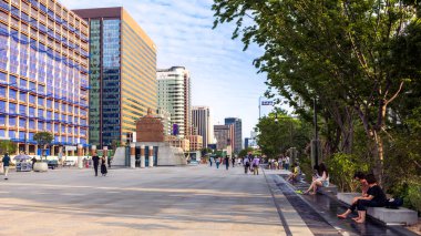 Seul, Güney Kore, 2 Temmuz 2023: Kral Sejong 'un heykeli açık mavi gökyüzünün altında belirgin bir şekilde duruyor. Bu simge, Kore alfabesi Hangul 'un yaratıcısını onurlandırır..