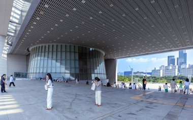 Seul, Güney Kore, 1 Temmuz 2023: Ulusal Kore Müzesi ziyaretçileri, modern müze tasarımı cam bir rotunda içerir ve şehrin ufuk çizgisinin panoramik manzarasını sunar..
