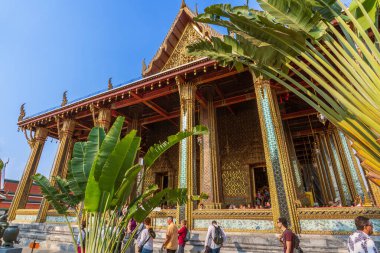 Bangkok, Tayland-28 Şubat 2025: Wat Phra Kaew, ayrıca Zümrüt Buda Tapınağı olarak da bilinir, Büyük Saray kompleksi içinde yer almaktadır. Özellikle güneşli bir günde, çok sayıda ziyaretçinin uğradığı popüler bir turizm beldesi..