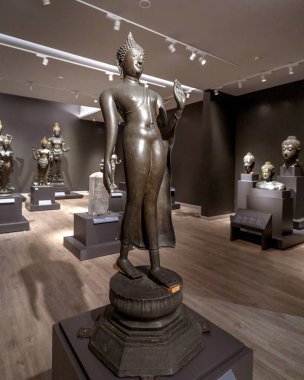 Bangkok, Tayland-2 Şubat 2025: Bangkok Ulusal Müzesi 'nde ayakta duran zarif bronz Buda heykeli, Tayland' da Sukhothai döneminin sanat ve ruhani mirasını temsil ediyor..