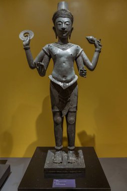 Bangkok, Tayland-2 Şubat 2025: Hindistan tanrısı Vishnu 'nun dört kollu bronz heykeli Bangkok Ulusal Müzesi' nde sergilenmektedir.