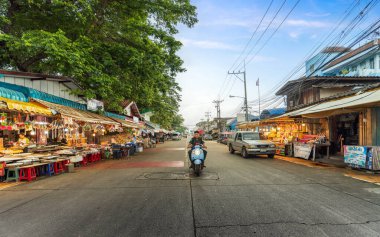 Rayong, Ban Phe, Tayland - 1 Haziran 2025: Koh Samed rıhtımına yakın yerel gıda ve hediyelik eşya pazarı