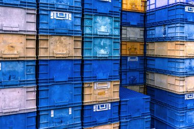 Eski renkli plastik sandıklar depolama veya taşımacılık için ızgara deseni olarak düzenlenmiş