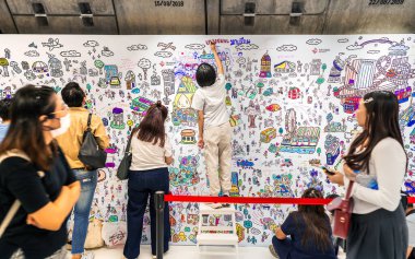 Bangkok, Tayland 24 Ağustos 2025 Halk ve çocuklar, Samyan Mitrtown Tüneli 'nde Frasers Mülkü' nün Master Peace Painting 'ine katıldı.