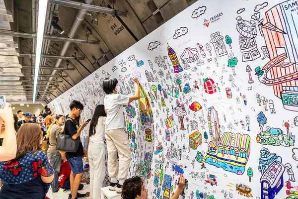 Bangkok, Tayland 24 Ağustos 2025 Halk ve çocuklar, Samyan Mitrtown Tüneli 'nde Frasers Mülkü' nün Master Peace Painting 'ine katıldı.