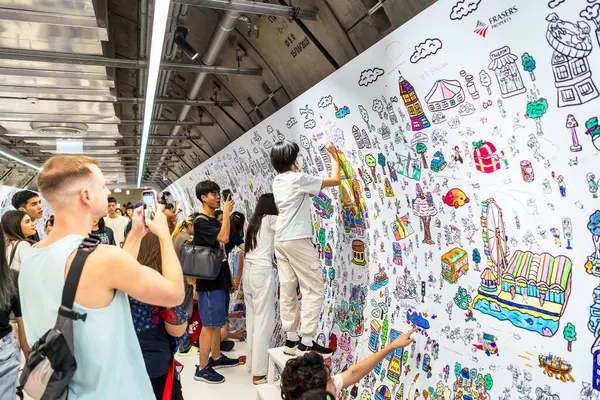 Bangkok, Tayland 24 Ağustos 2025 Halk ve çocuklar, Samyan Mitrtown Tüneli 'nde Frasers Mülkü' nün Master Peace Painting 'ine katıldı.