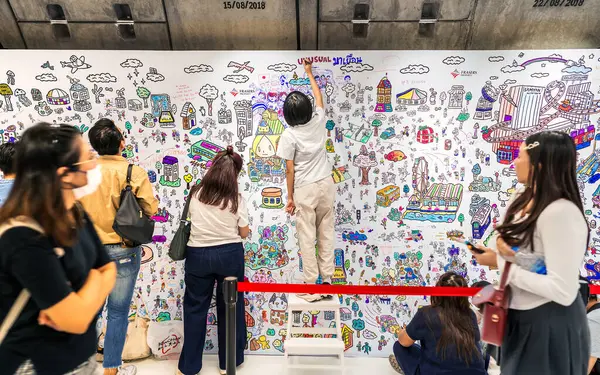 Bangkok, Tayland 24 Ağustos 2025 Halk ve çocuklar, Samyan Mitrtown Tüneli 'nde Frasers Mülkü' nün Master Peace Painting 'ine katıldı.