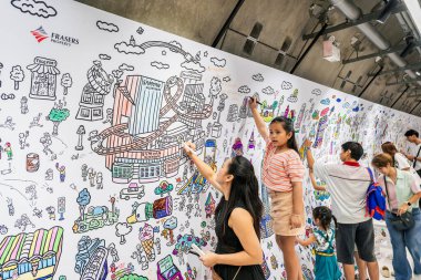 Bangkok, Tayland 24 Ağustos 2025 Halk ve çocuklar, Samyan Mitrtown Tüneli 'nde Frasers Mülkü' nün Master Peace Painting 'ine katıldı.