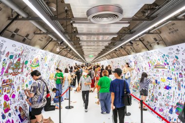 Bangkok, Tayland 24 Ağustos 2025 Halk ve çocuklar, Samyan Mitrtown Tüneli 'nde Frasers Mülkü' nün Master Peace Painting 'ine katıldı.