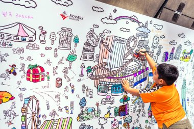 Bangkok, Tayland 24 Ağustos 2025 Halk ve çocuklar, Samyan Mitrtown Tüneli 'nde Frasers Mülkü' nün Master Peace Painting 'ine katıldı.