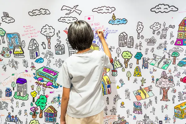 Bangkok, Tayland 24 Ağustos 2025 Halk ve çocuklar, Samyan Mitrtown Tüneli 'nde Frasers Mülkü' nün Master Peace Painting 'ine katıldı.