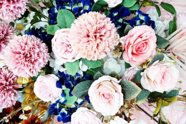 Uzay kopyası arkaplanı olan güzel yapay çiçek buketi