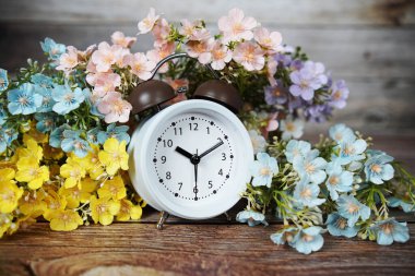 Ahşap arka planda çiçek buketi desenli çalar saat