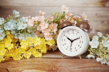 Ahşap arka planda çiçek buketi desenli çalar saat