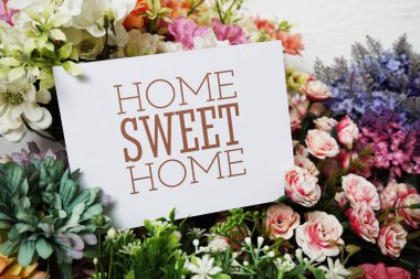 Evim Güzel Ev Mesajı. Kağıt üzerinde güzel çiçek süslemeli.