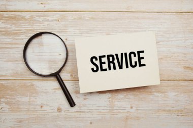 Tahta zemin üzerinde boşluk kopyası olan servis mesajı ve büyüteç