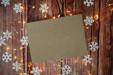 Kar Tanesi ve ahşap arka planda LED ışığı olan bir Noel arkaplanı