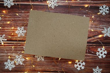 Noel direği arkaplan boş kağıt zanaat ahşap arka planda kar tanesi ile dekore