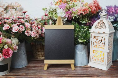 Boş tabela yazı tahtası. Çiçek süslemeli maket.