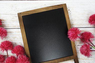 Tahta zemin üzerinde çiçek süsleme görünümlü metin iletisi için boş Chalkboard model alanı