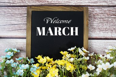 Ahşap arka planda çiçek süslemeli Mart mesajına hoşgeldiniz