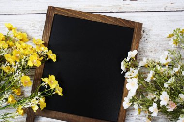 Tahta zemin üzerinde çiçek süsleme görünümlü metin iletisi için boş Chalkboard model alanı