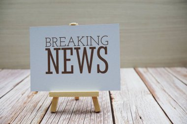 Son dakika haberi: Ahşap arka planda alarm saati