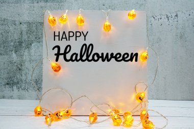 Cadılar Bayramı mesajınız kutlu olsun LED Cadılar Bayramı Balkabağı ahşap arka planda