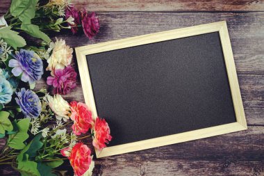 Ahşap arkaplanda çiçek desenli boş tahta