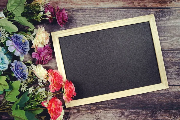 Ahşap arkaplanda çiçek desenli boş tahta
