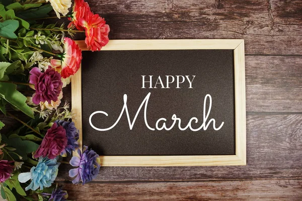 木の背景に花の装飾と幸せな3月のテキストメッセージ — ストック写真
