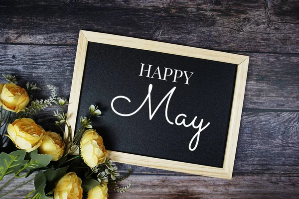 木の背景に花の装飾と幸せな5月のテキストメッセージ — ストック写真