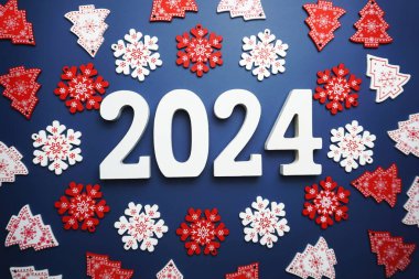 Mutlu yıllar 2024 alfabe mektupları mavi arka planda Noel süslemeleri