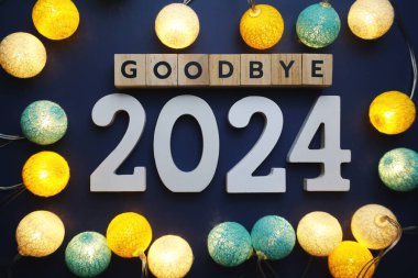 Elveda 2024 alfabe harfi üzerinde pamuk top LED süsleme mavi arkaplan