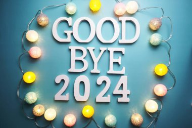 Elveda 2024 alfabe harfi üzerinde pamuk top LED süsleme mavi arkaplan