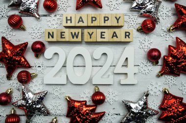 Yeni yılınız kutlu olsun 2024 alfabe mektupları ve ahşap arka planda noel süslemeleri.