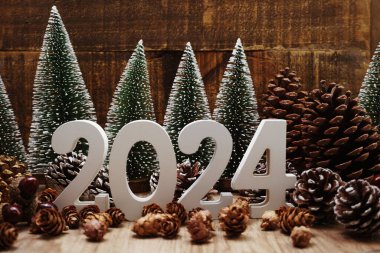 Yeni yılınız kutlu olsun. Noel ağacı ve ahşap arka planda çam kozalakları.