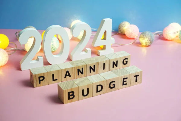 2024 Γράμματα Αλφαβήτου Προγραμματισμού Προϋπολογισμού Μπλε Και Ροζ Φόντο — Φωτογραφία Αρχείου