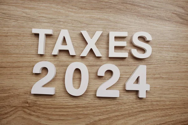 Ahşap arkaplanda 2024 alfabe harfi