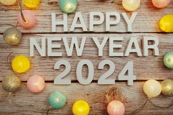 新年快乐2024字母表字母装饰Led棉球木制背景 — 图库照片