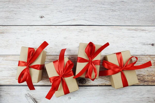 木制背景红丝带礼品盒 — 图库照片